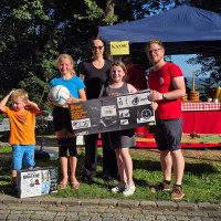 Die Gewinner*innen der Verlosung mit Schirmherrin Lina Forster und Vorsitzenden Michael Das
