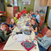 Die Kinder basteln fleißig Deko.